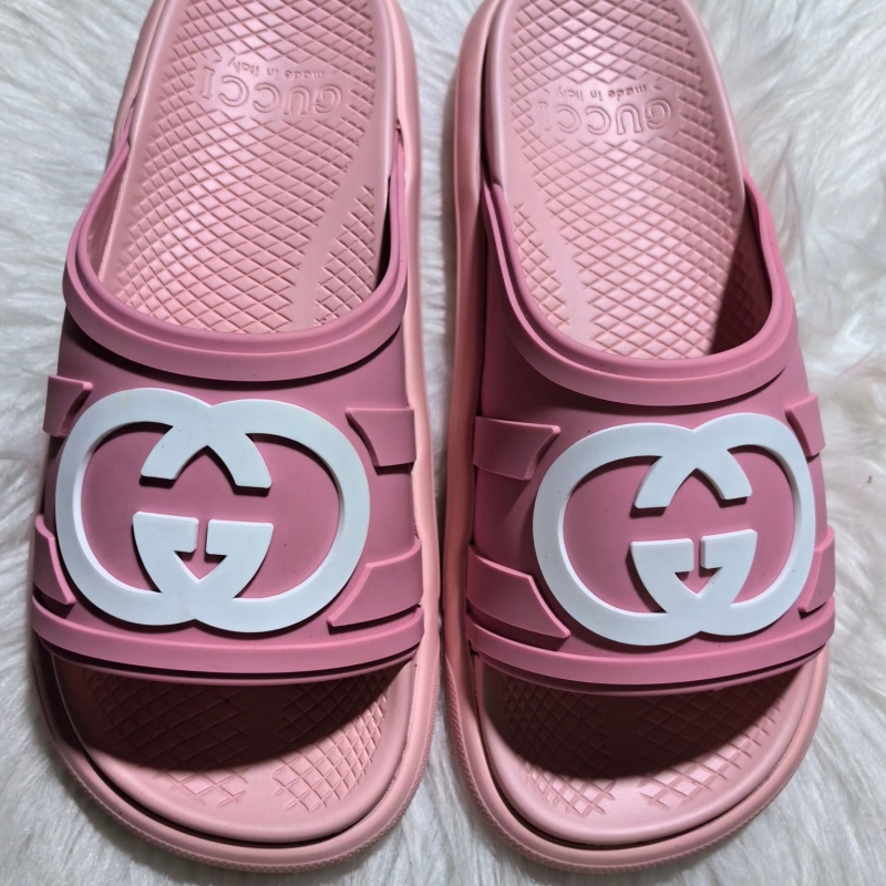 G*u*i slippers